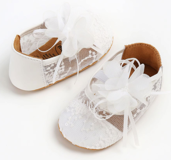 Elegante Taufschuhe mit zarter Blüte und Spitzen