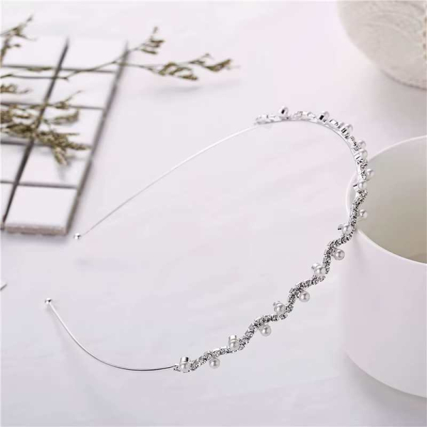 Haarreif - hauchzarte Tiara mit Strasssteinchen
