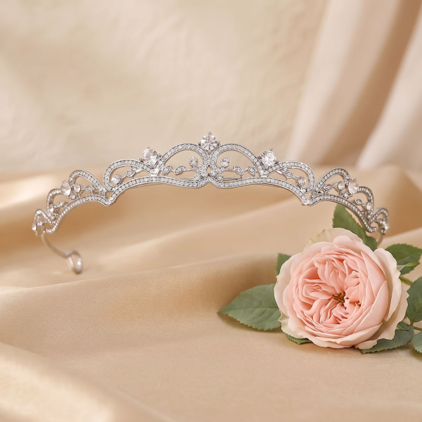 Tiara mit schönen Ornamenten - elegante Krone für Mädchen mit Strasssteinchen