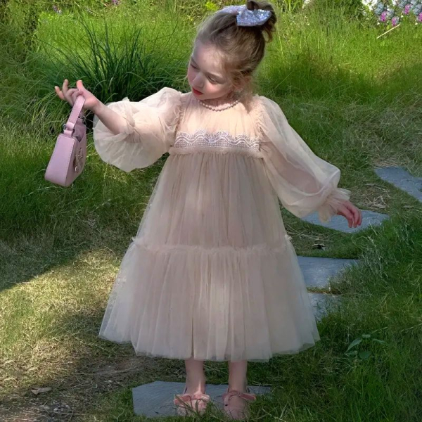 Romantischer Traum: Mädchenkleid aus weichem, bauschigen Tüll, altrosa